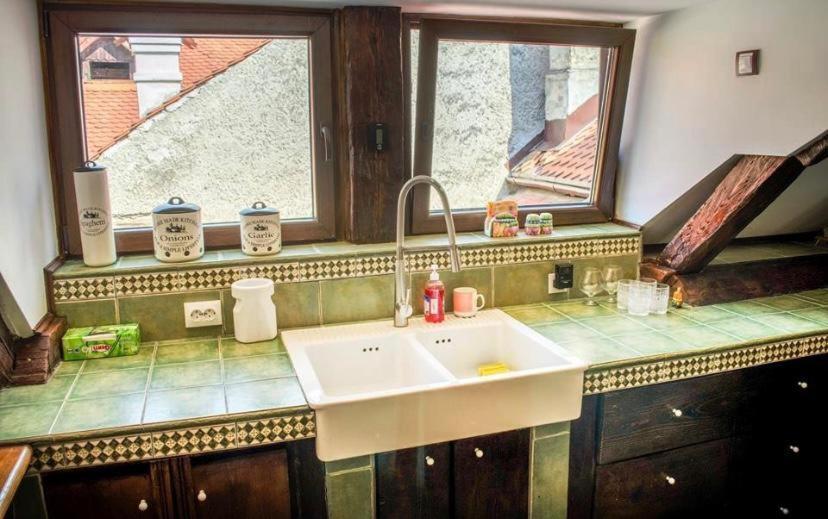 The Attic Apartment Brasov Bagian luar foto